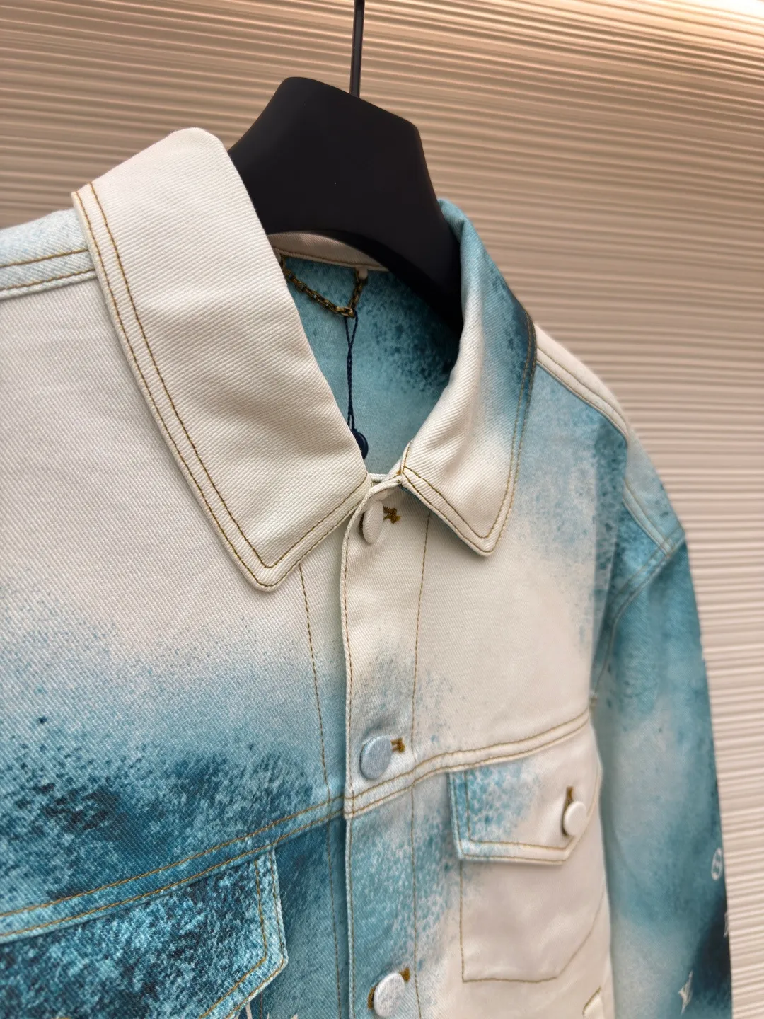 LOUIS VUITTON ink painting jacket ●Authentic product: Purchased and developed for 16900 ●Item number: 1680413-B90 ●Fabric: denim fabric ●Technology: made of semi-bleached fabric ●Version: loose version ●Weight: about 820 grams ●Size: 44-46-48-50 ●Description: The fabric is made of 7s*7s cotton twill gauze. Use semi-bleached fabric as the base, purchase Y version, scan the flower position and draw the print with PS, position the flower on the piece of cloth, add a red edge to the outer circle of the piece, accurately cut the piece with laser burning of the finished printed fabric, active digital direct-injection printing, white background water Ink painting gradient hollow letter effect, white gold aluminum alloy chain hanging from the genuine leather ears on the back collar, flat suede suede + hardware logo embossed leather plate on the back, and I-shaped buckles all made of gradient color cloth to match the color of the body part. The overall wiring is straight and delicate, the fabric is comfortable and soft, and the color is consistent without color difference. It can be matched with the same style to create a fashionable look and control various occasions. Customized accessories, complete with three standards, same style for men and women!
